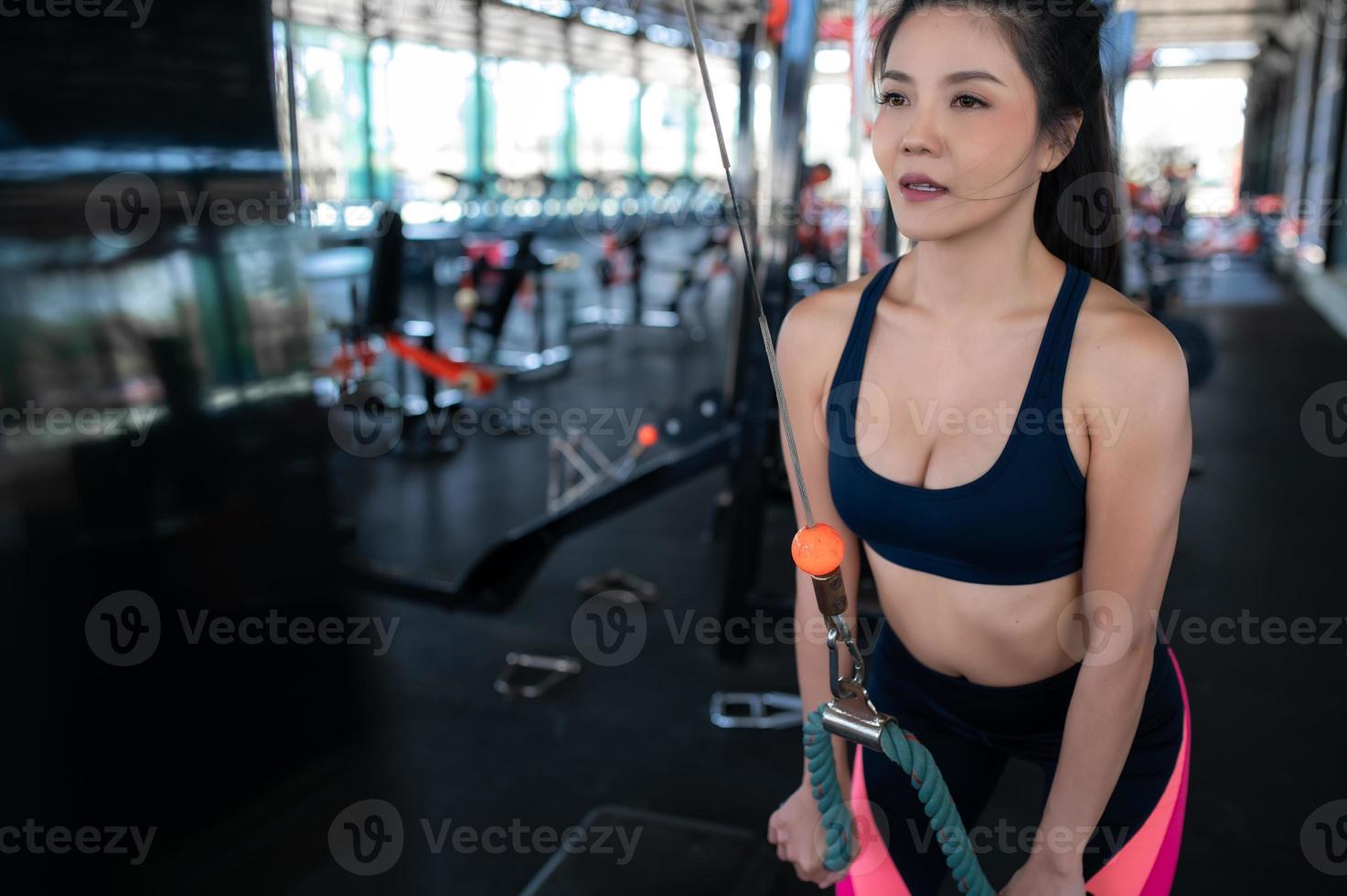 primer plano asiático hermosa deportista usar sujetador deportivo en la pared del gimnasio, tailandia amor salud, concepto de entrenamiento de mujer delgada foto