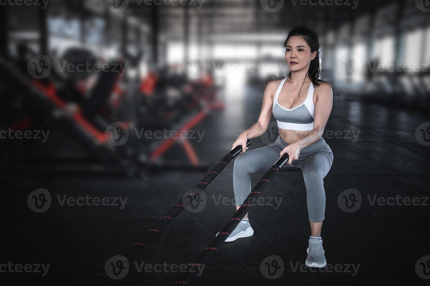 primer plano asiático hermosa deportista usar sujetador deportivo en la pared del gimnasio, tailandia amor salud, concepto de entrenamiento de mujer delgada foto