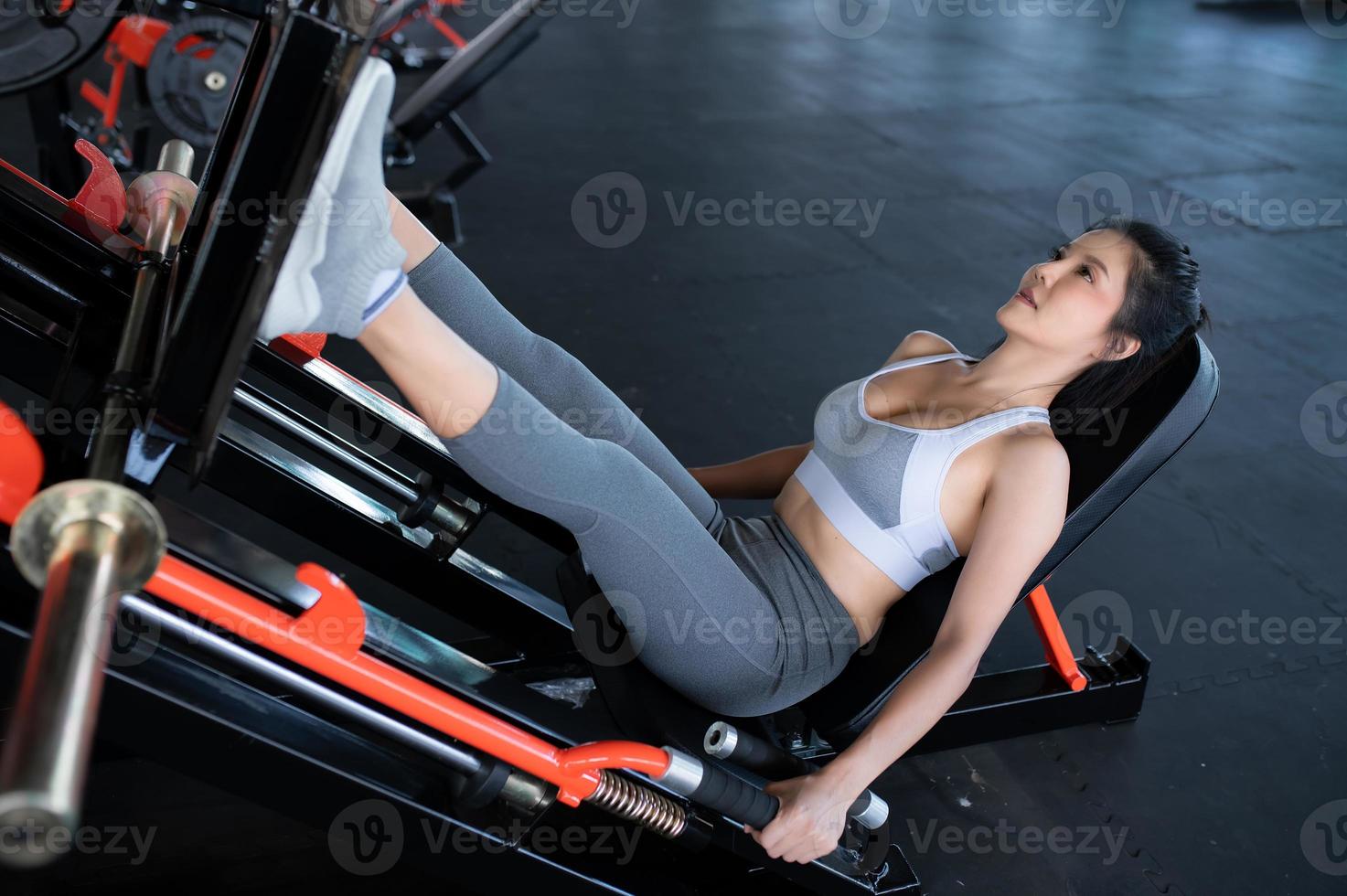 primer plano asiático hermosa deportista usar sujetador deportivo en la pared del gimnasio, tailandia amor salud, concepto de entrenamiento de mujer delgada foto