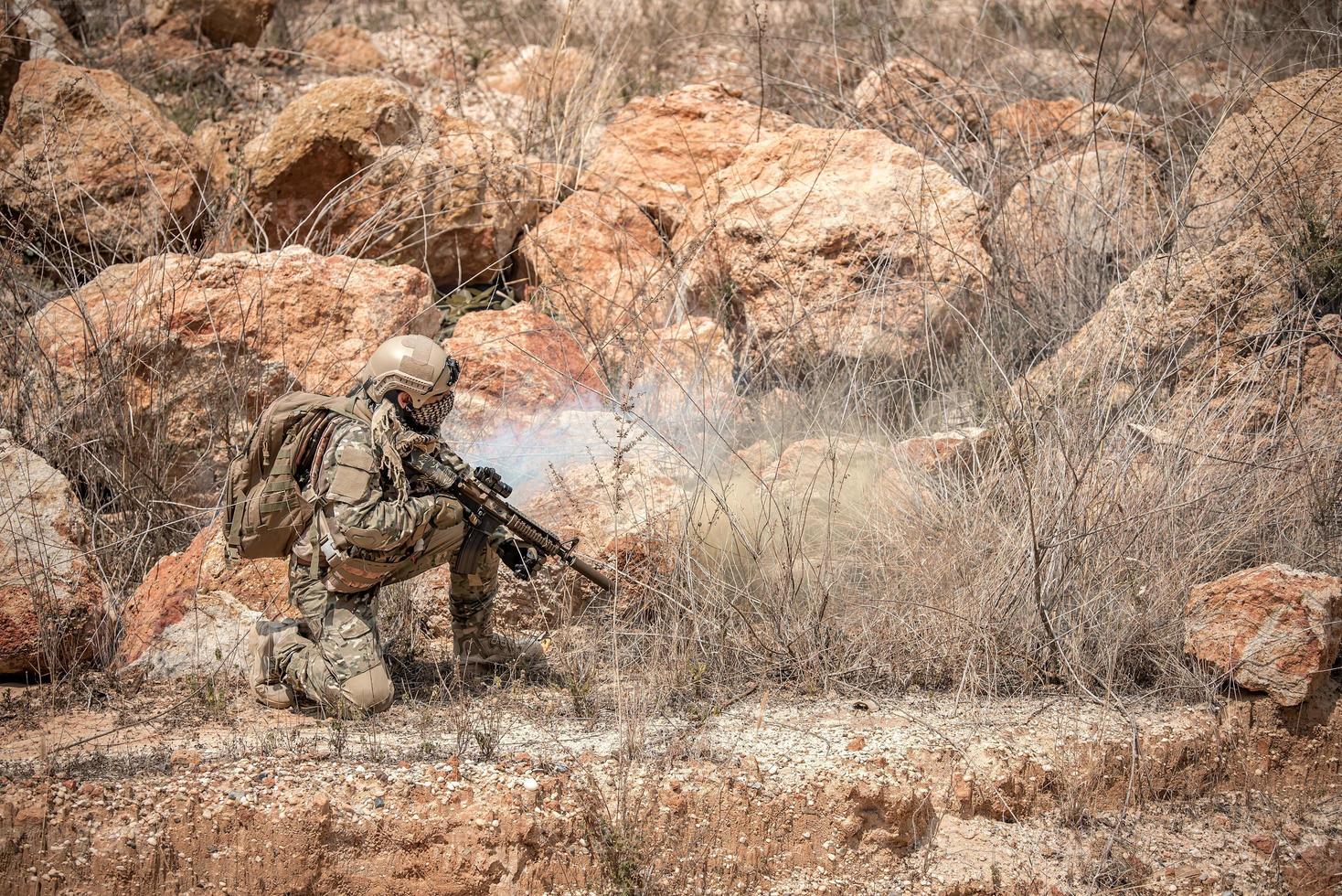 soldados de fuerzas especiales en guerras en el desierto, pueblo de tailandia, soldado del ejército foto