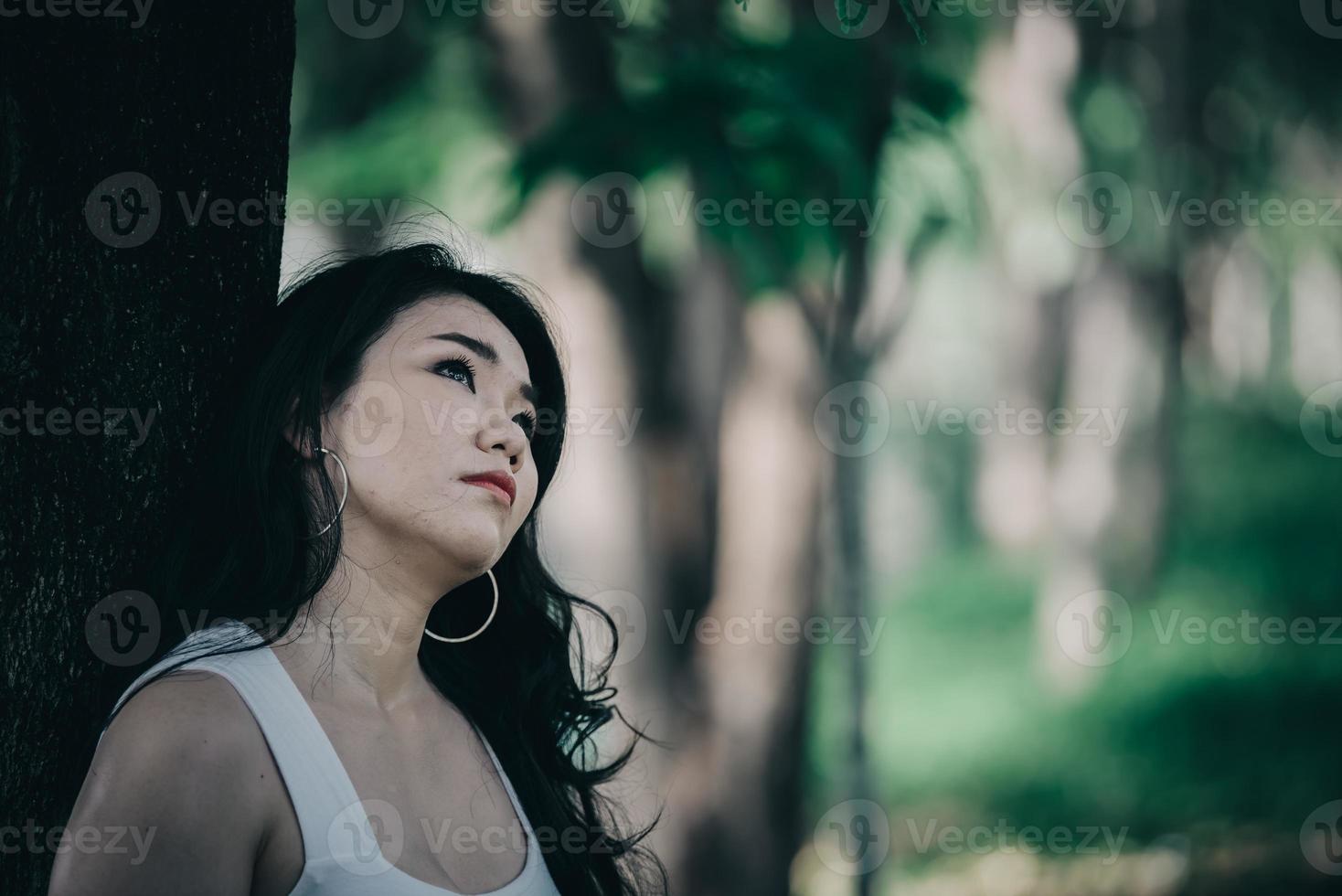 mujer gorda solitaria y triste, piensa en el amor, la angustia, el corazón roto por la decepción, la gente de Tailandia foto