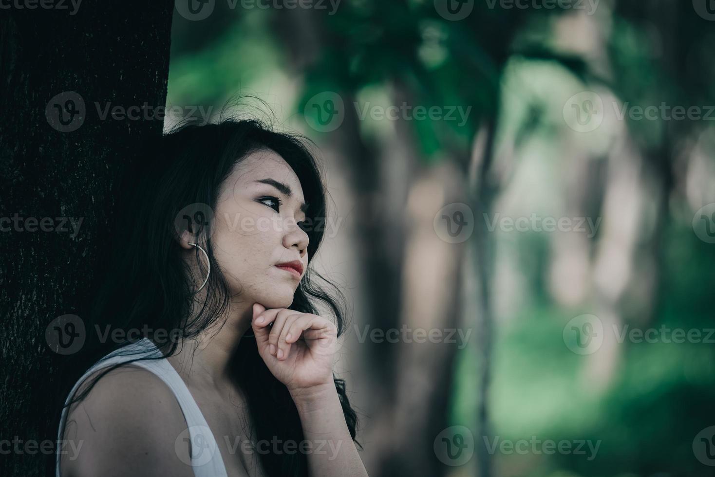 mujer gorda solitaria y triste, piensa en el amor, la angustia, el corazón roto por la decepción, la gente de Tailandia foto