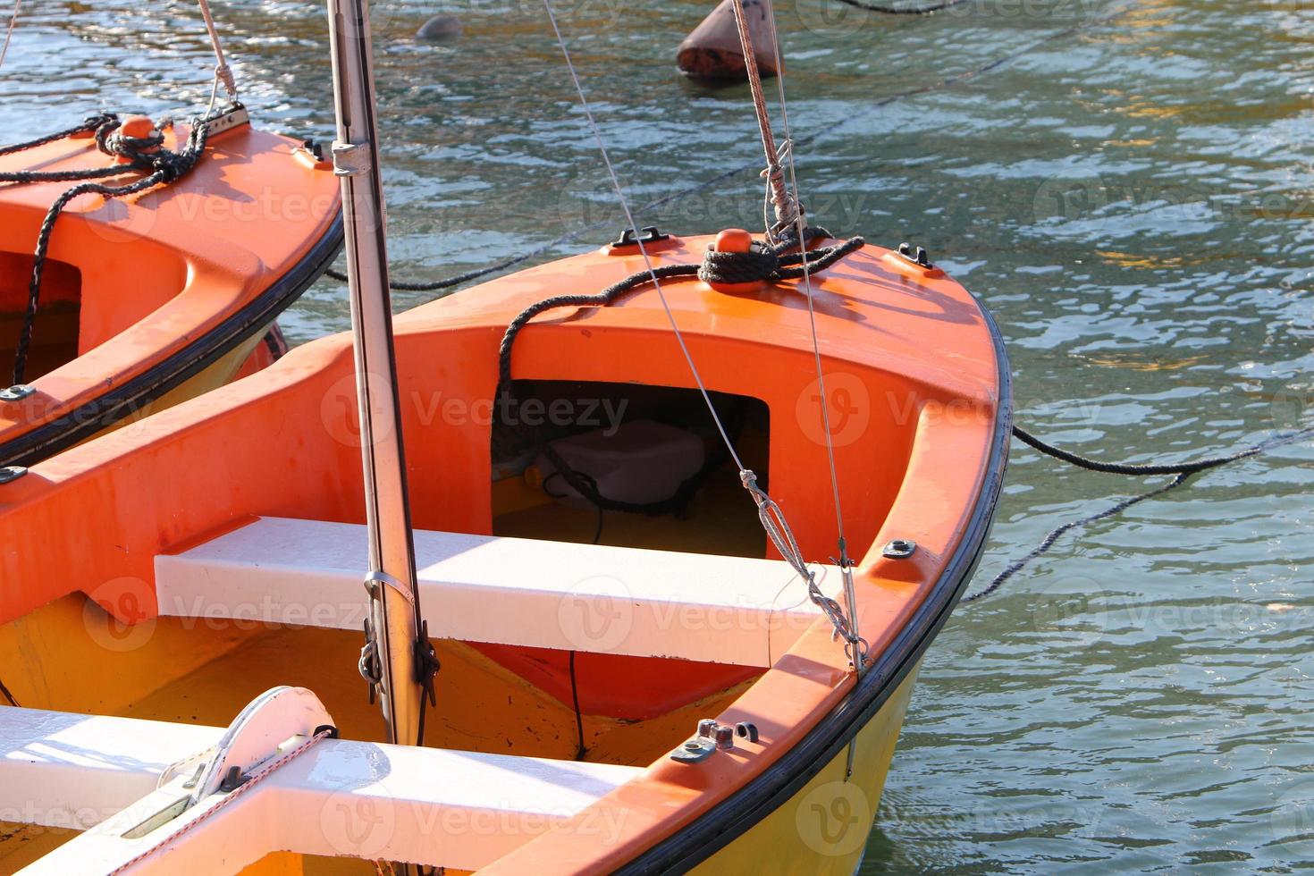 amarre a la orilla del mar para amarre de barcos y yates. foto