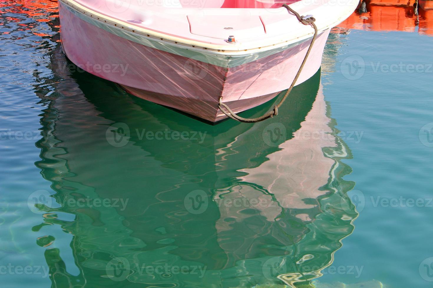 amarre a la orilla del mar para amarre de barcos y yates. foto