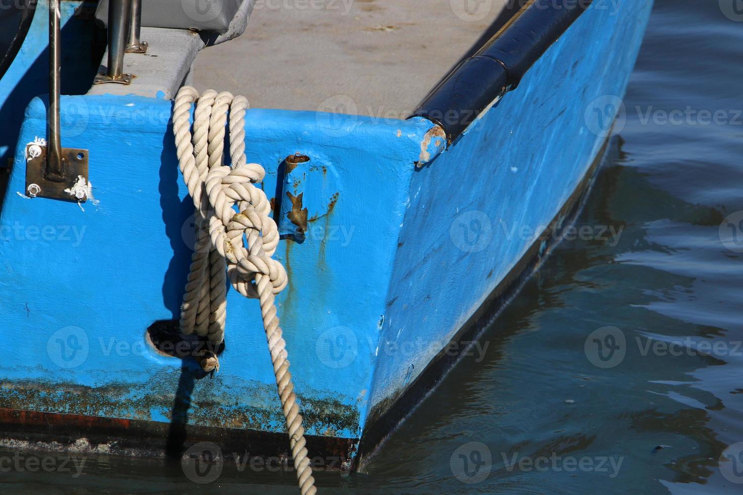 amarre a la orilla del mar para amarre de barcos y yates. foto