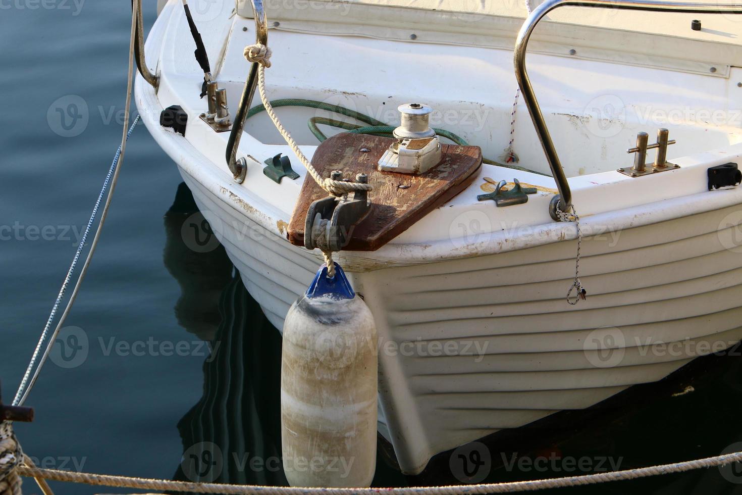 amarre a la orilla del mar para amarre de barcos y yates. foto