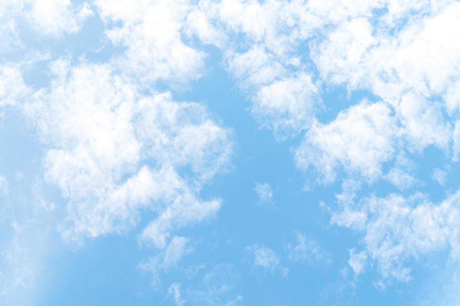 fondo de naturaleza de nubes blancas en un día soleado. hermosas nubes blancas y esponjosas en el cielo azul. foto