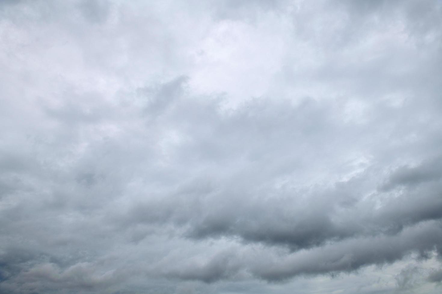 fondo de entorno de naturaleza escénica de nubes blancas y grises. nubes de tormenta flotando en un día lluvioso con luz natural. paisaje de nubes, clima nublado sobre el cielo azul. foto