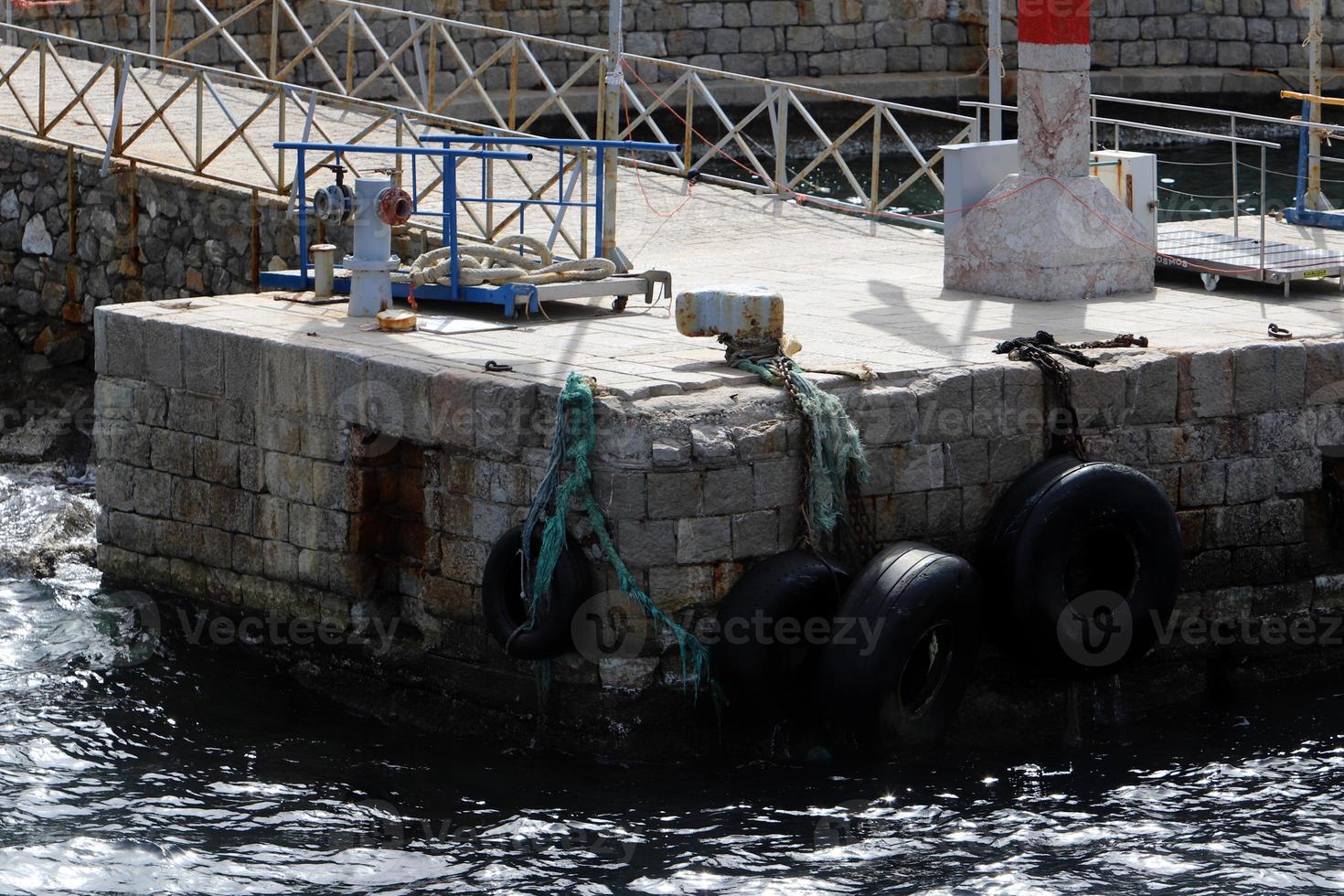 amarre a la orilla del mar para amarre de barcos y yates. foto