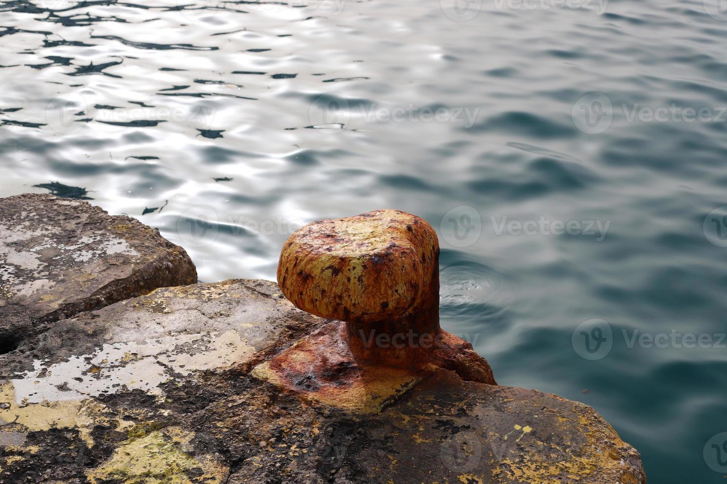 amarre a la orilla del mar para amarre de barcos y yates. foto