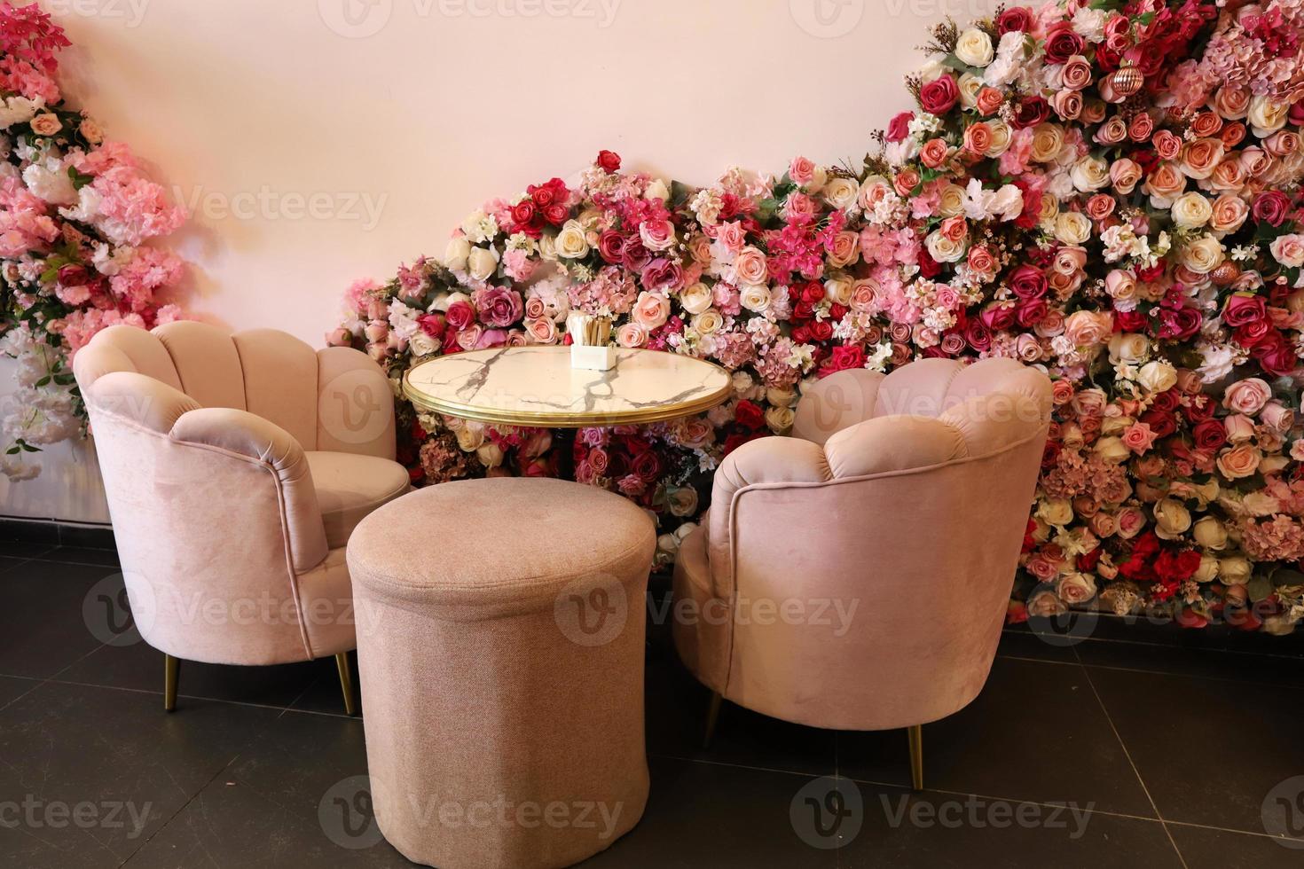 silla y mesa en un café en un parque de la ciudad cerca del mar. foto