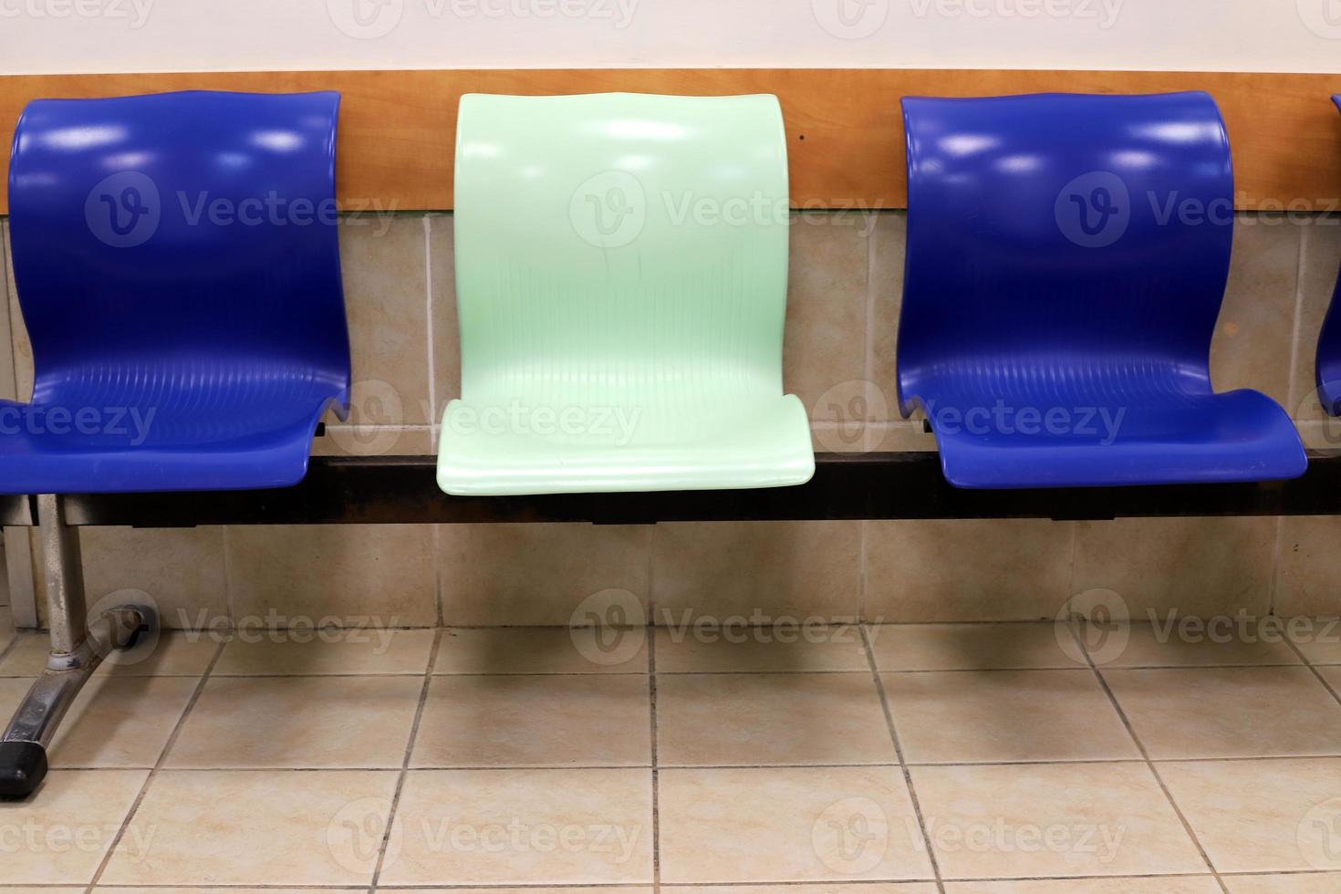 silla y mesa en un café en un parque de la ciudad cerca del mar. foto