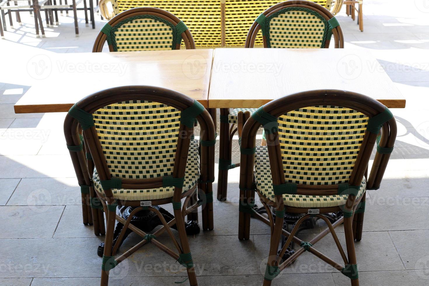 silla y mesa en un café en un parque de la ciudad cerca del mar. foto