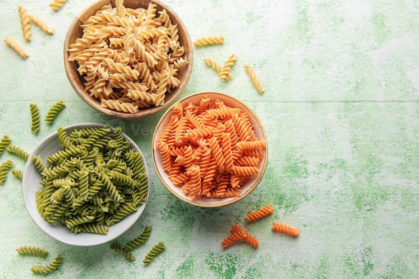 una variedad de pasta fusilli de diferentes tipos de legumbres. pastas sin gluten. foto