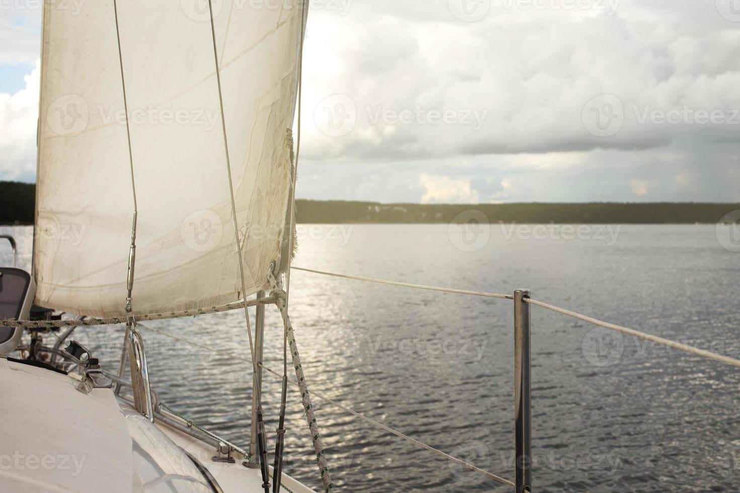 vela de un yate navegando en el lago foto