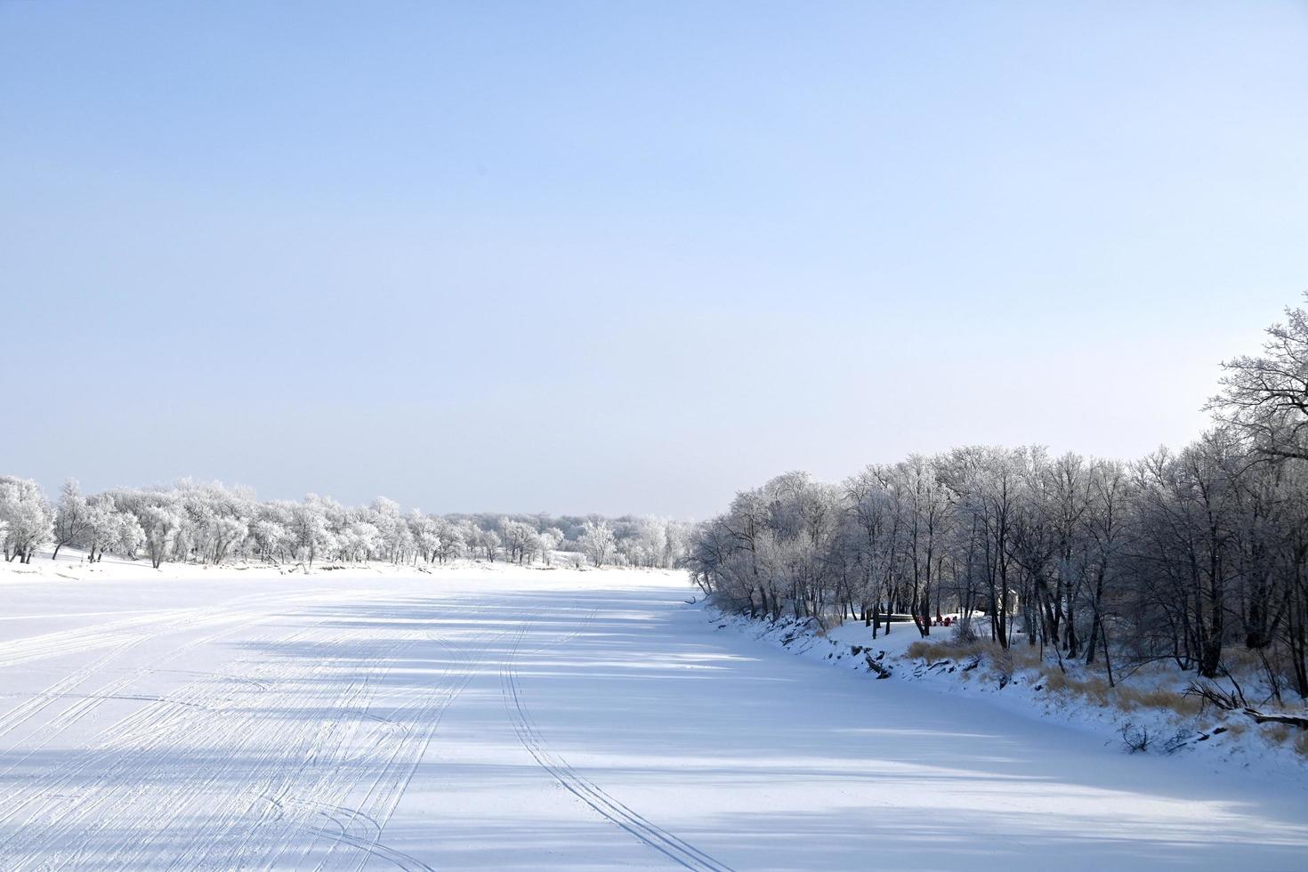 una escena de río congelado foto