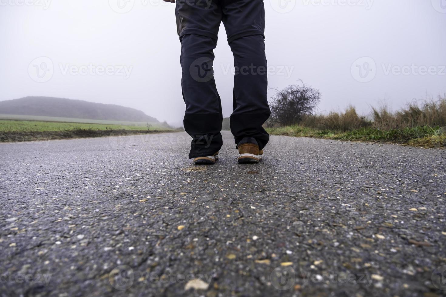 hombre en bosque con niebla foto