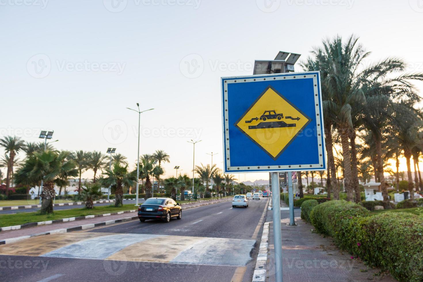 señal de bache de velocidad en la carretera soleada en egipto foto