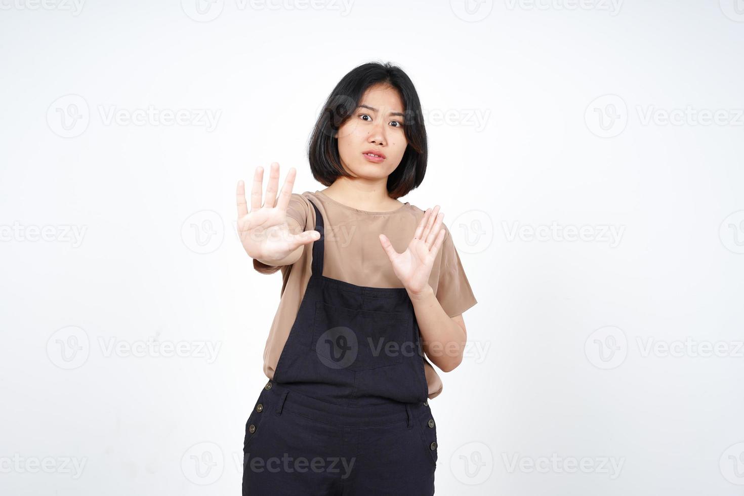 detener y rechazar el gesto de la mano de una hermosa mujer asiática aislada de fondo blanco foto