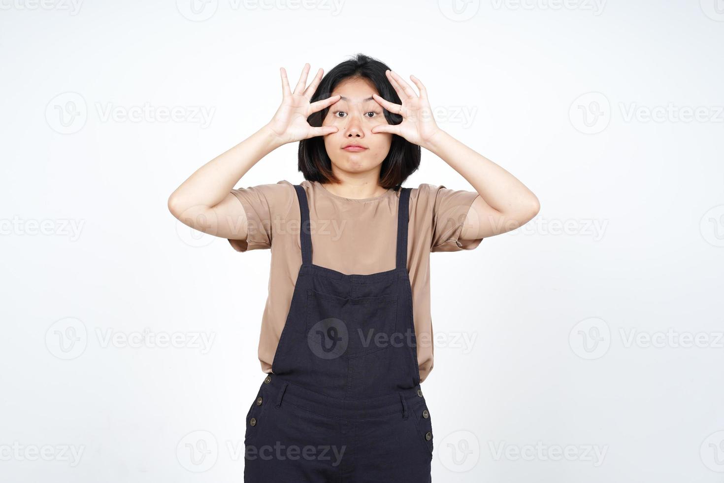 tratando de abrir los ojos de una hermosa mujer asiática aislada de fondo blanco foto