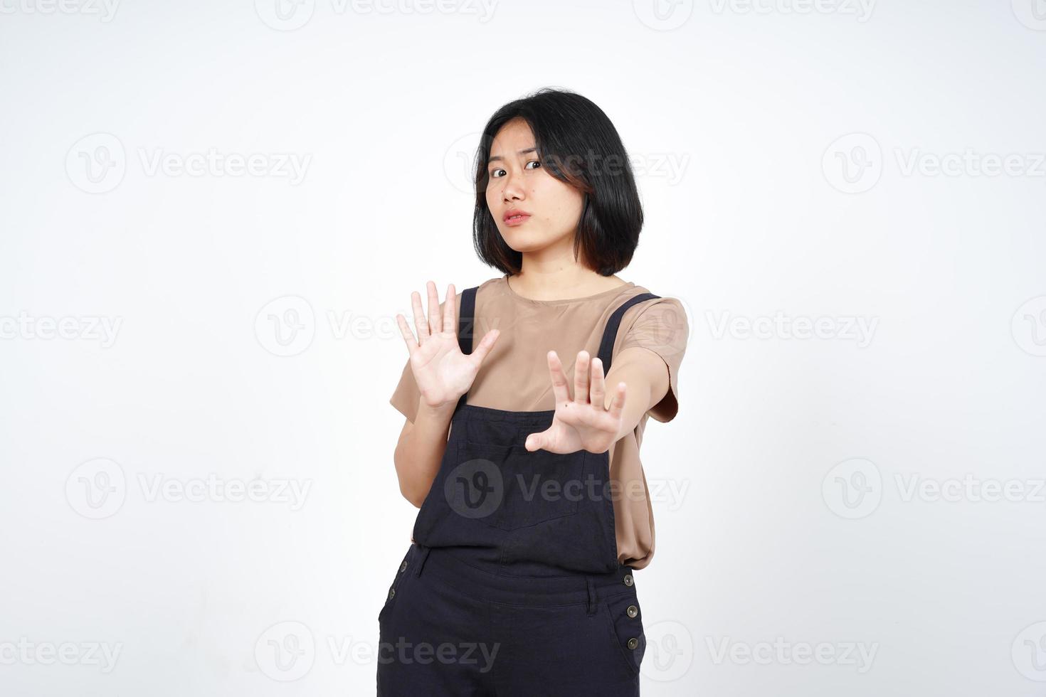 detener y rechazar el gesto de la mano de una hermosa mujer asiática aislada de fondo blanco foto