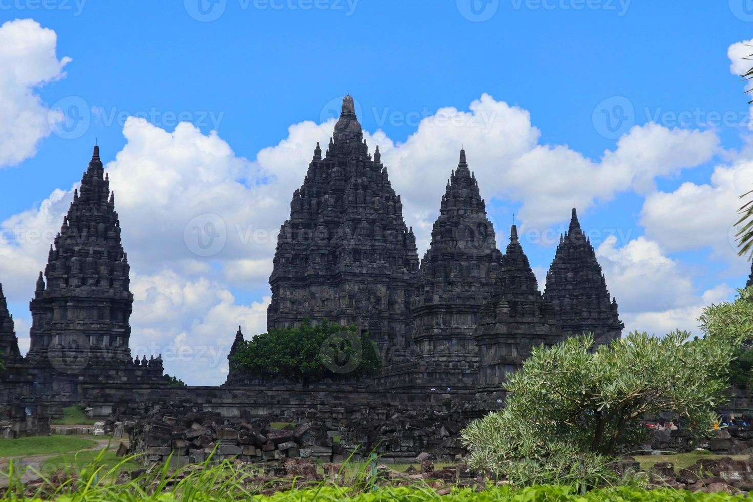 templo de prambanan en yogyakarta indonesia. patrimonio mundial de la unesco en indonesia. el templo hindú más grande foto