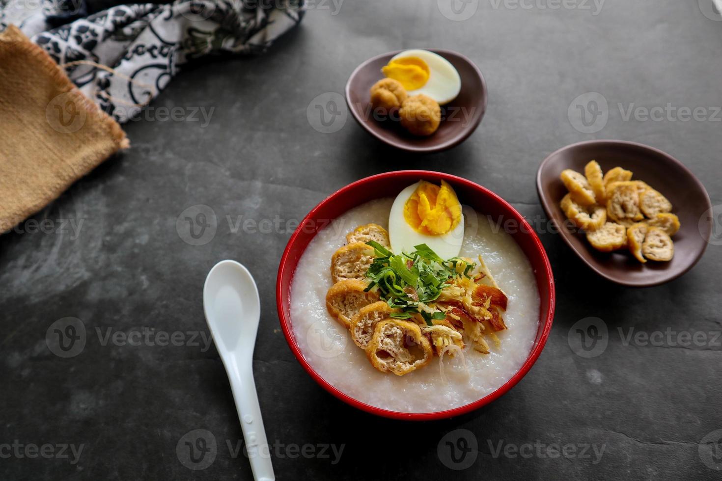 avena congee con rebanada de pollo, tofu, huevo. avena congee de hong kong. comida china foto