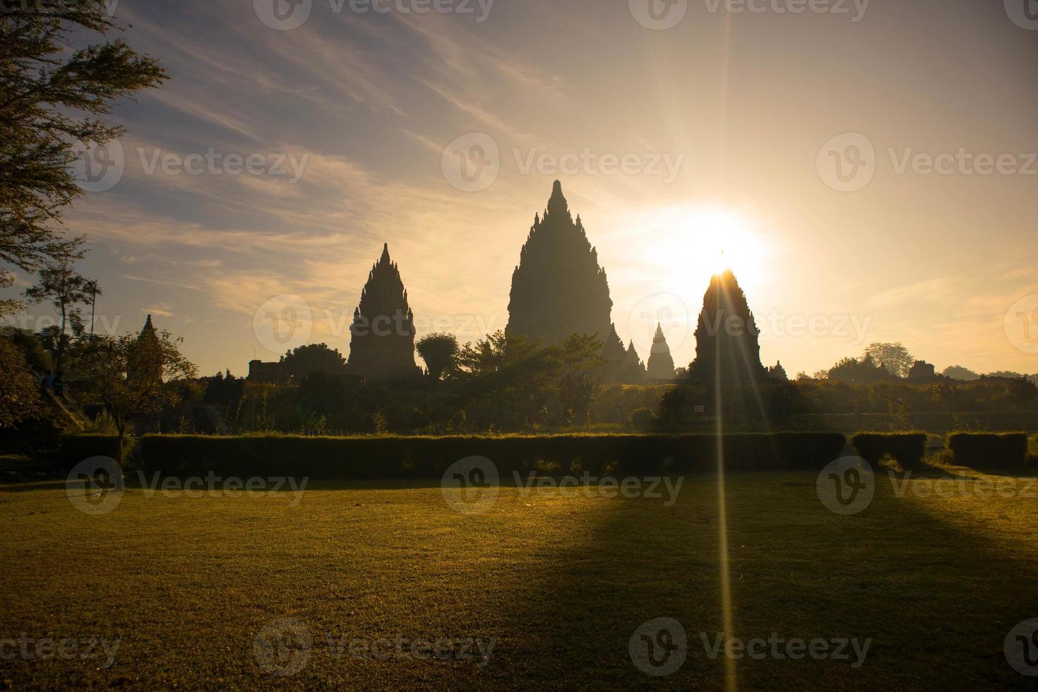 amanecer en el templo de prambanan en la mañana. templo de prambanan silueta foto