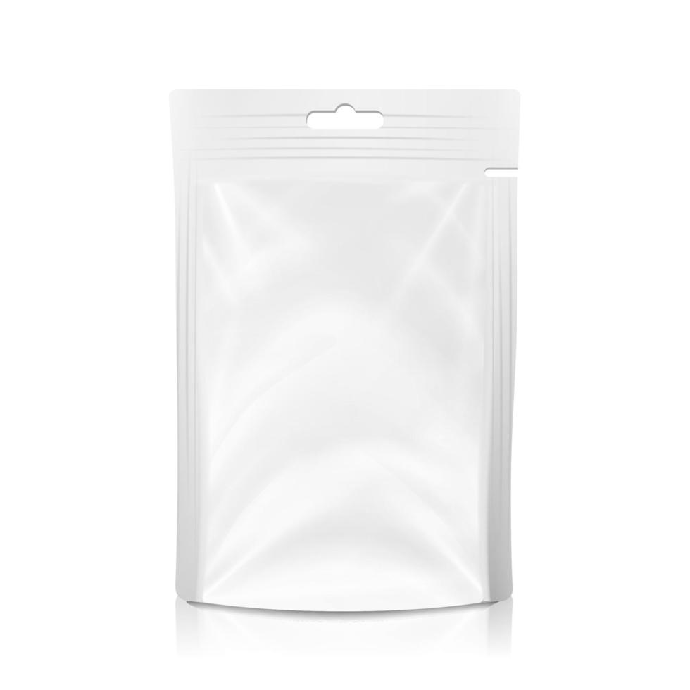 vector de bolsa de bolsillo de plástico en blanco blanco. plantilla de maqueta realista de bolsa doypack de comida o bebida de lámina de plástico. limpie la ranura para colgar. plantilla de diseño de embalaje. ilustración aislada