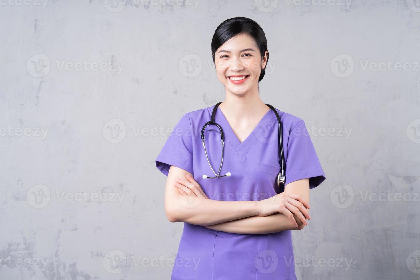 retrato de una joven doctora asiática foto