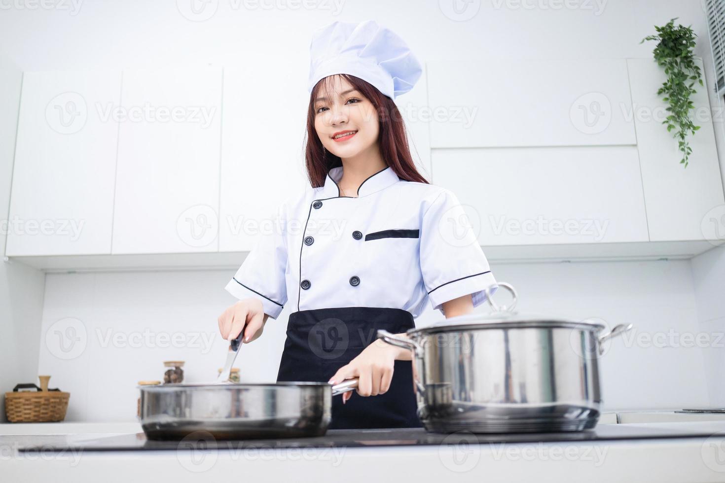 imagen de una joven chef asiática en la cocina foto