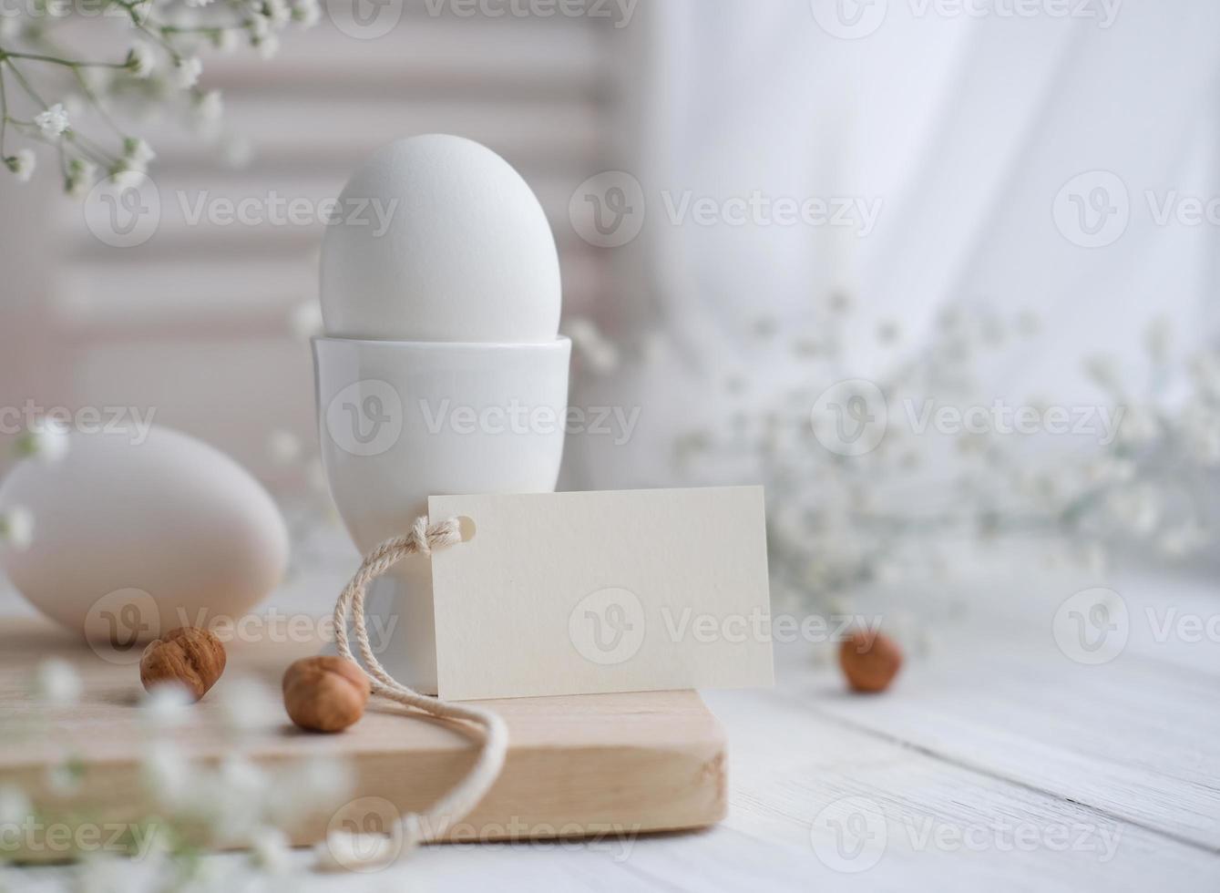 decoración de desayuno de pascua y tarjeta blanca en blanco para texto. etiqueta de maqueta. tarjeta de pascua foto