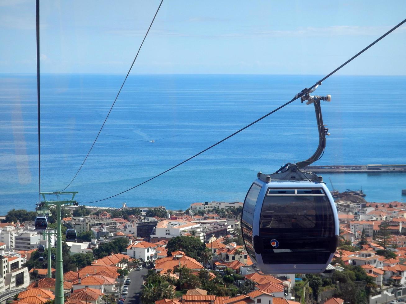 viajar en teleférico desde el monte en la ciudad de funchal foto