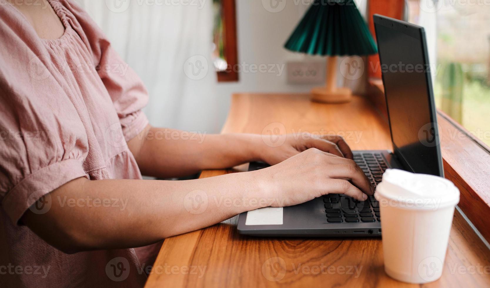 primer plano de las manos de la mujer escribiendo en una computadora portátil.mujer de negocios que trabaja en una computadora portátil, señora mayor o de mediana edad que usa el concepto de computadora escribiendo correos electrónicos, comunicándose en línea, foto