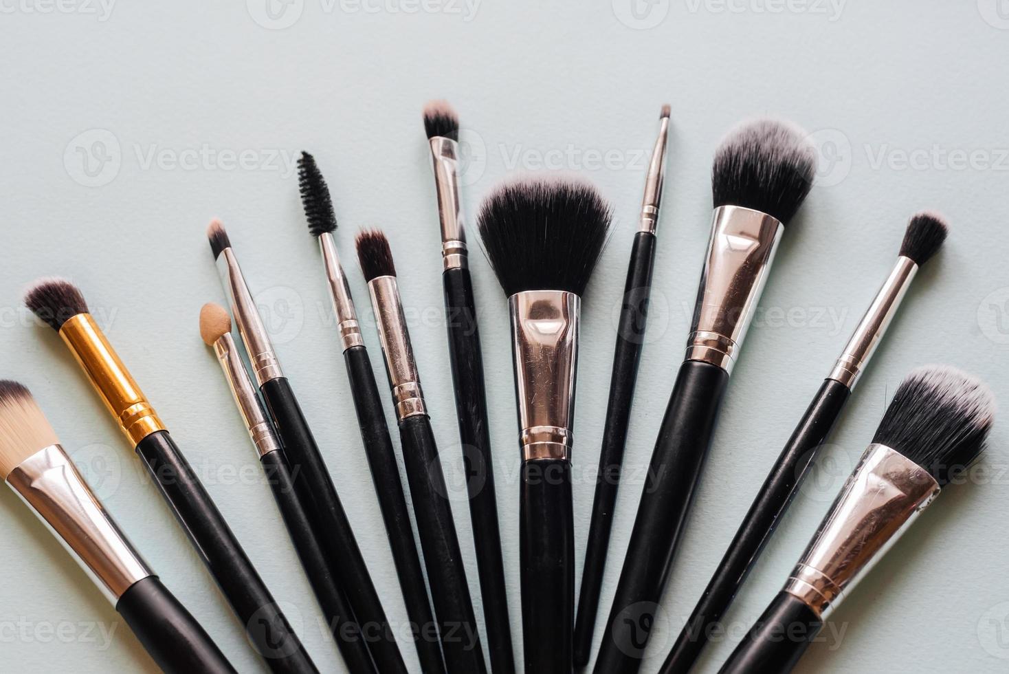conjunto de pinceles de maquillaje fondo claro. la vista desde arriba. foto
