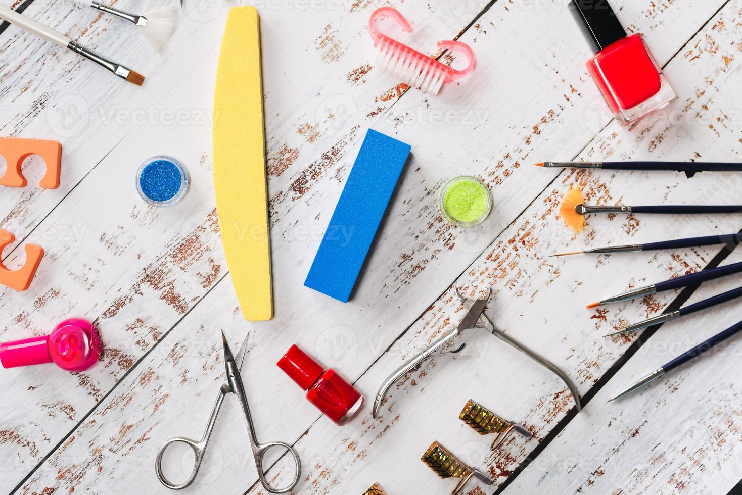 herramientas de manicura, lentejuelas, esmaltes de uñas. la vista desde arriba foto