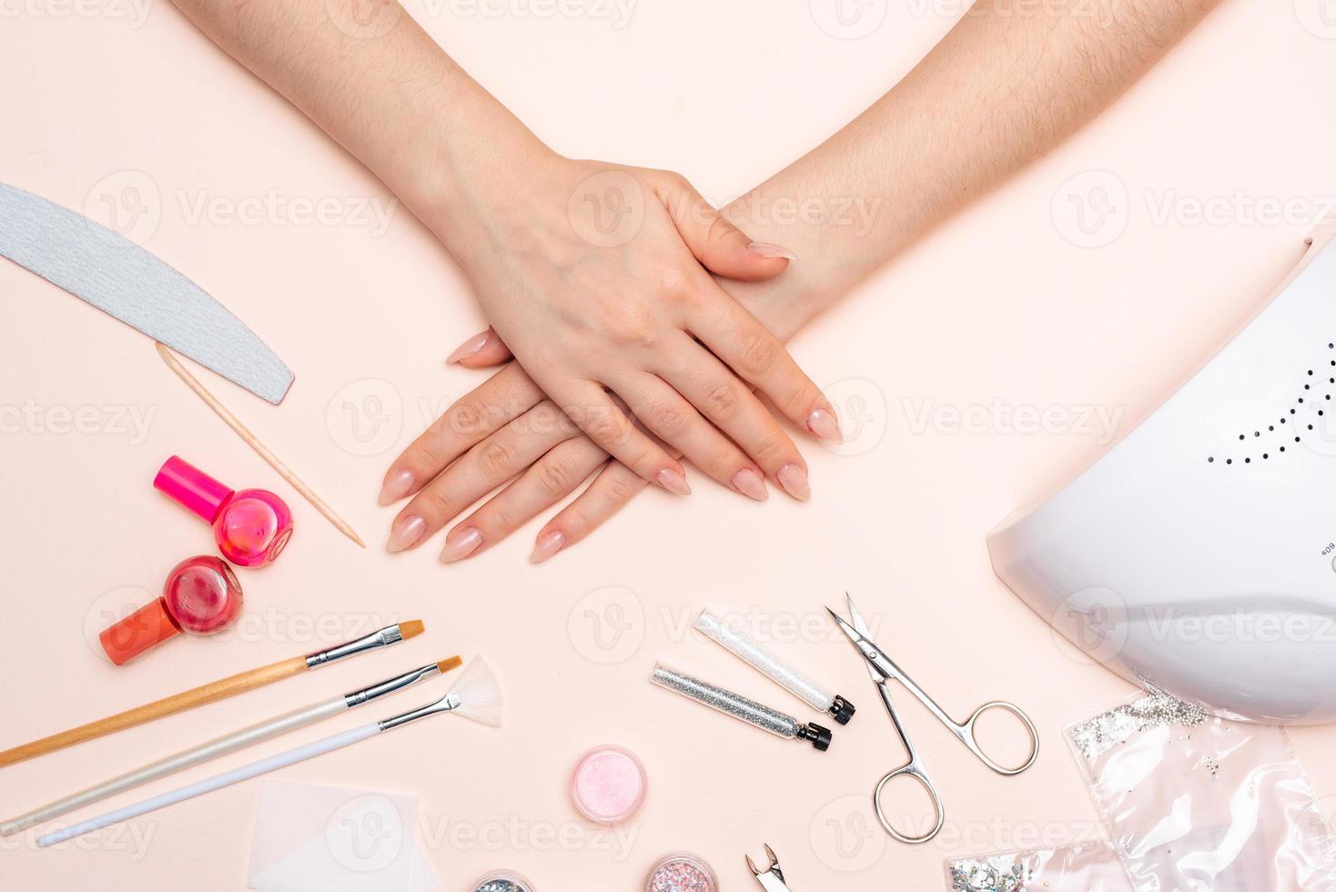 las manos de la niña en el fondo de los accesorios de manicura. de cerca foto