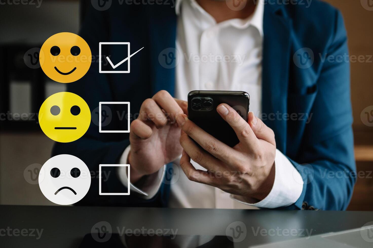 concepto de evaluación del servicio al cliente. mujer mostrar cara sonrisa emoticono mostrar en pantalla virtual desde la mano.mirando el teléfono inteligente, la tableta y la computadora portátil foto