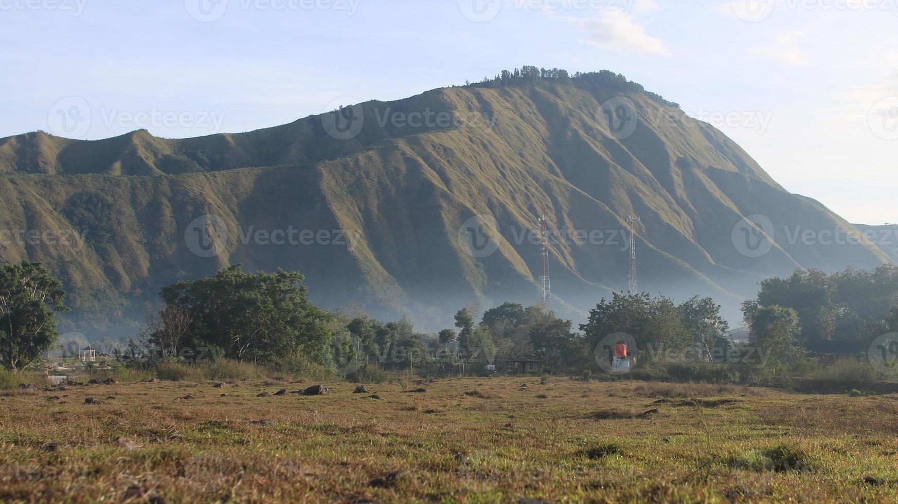 vista del pueblo sembalun de lombok, monte rinjani, las colinas de sembalun lombok foto