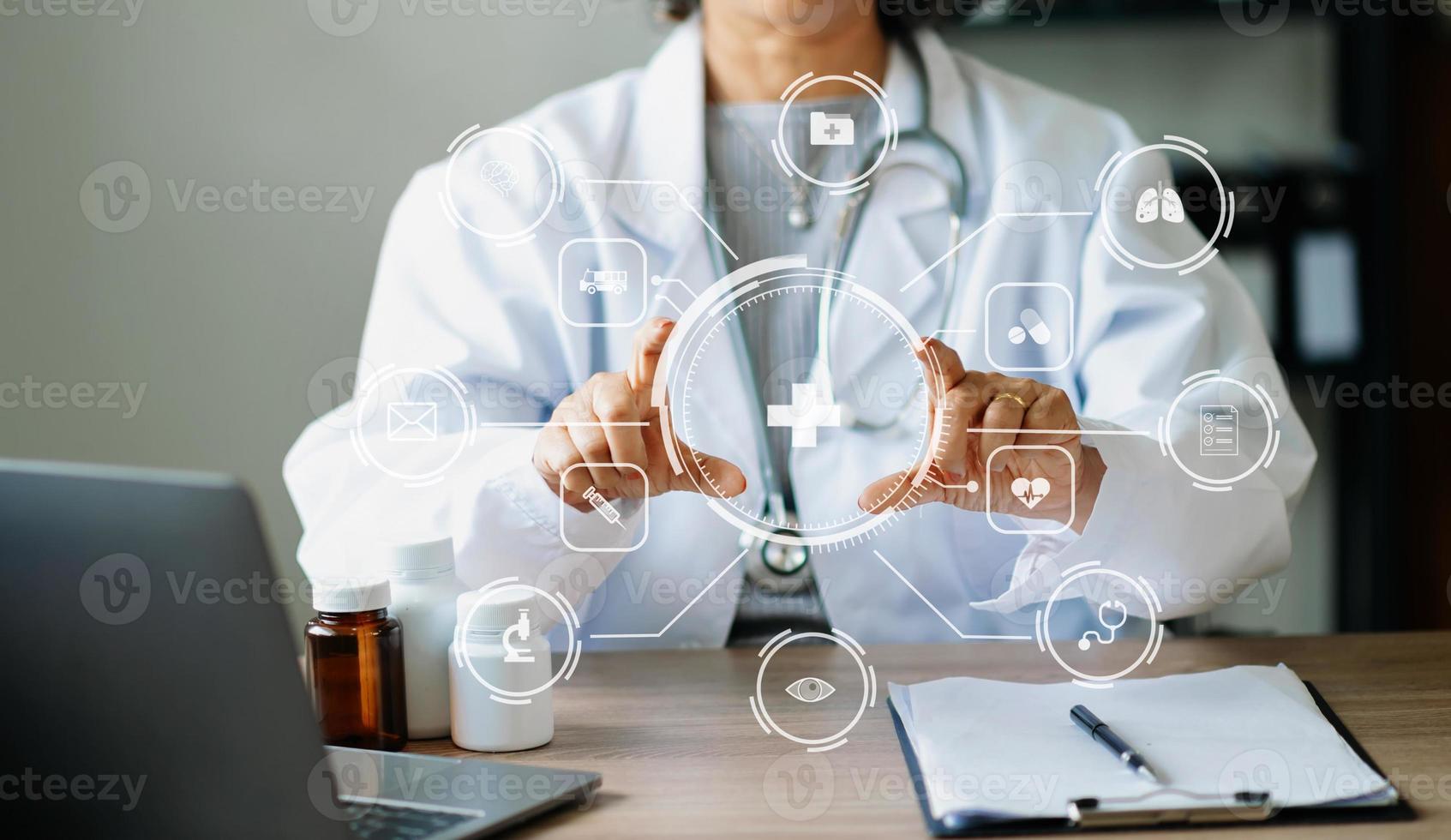 el médico trabaja con dispositivos móviles en Internet en la oficina. en el icono virtual del holograma foto