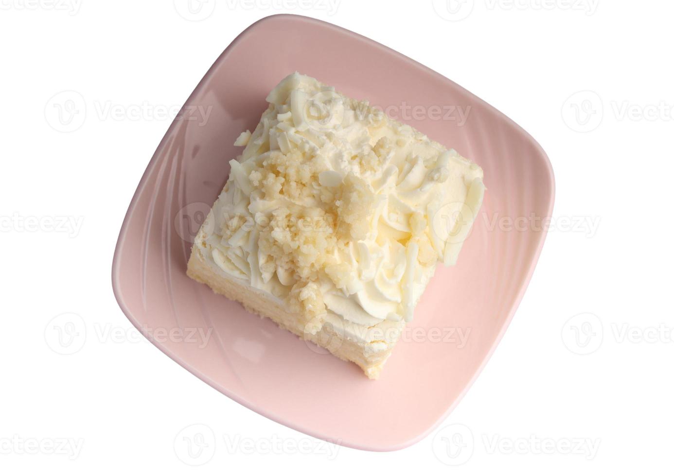 pastel de vainilla en un plato sobre un fondo blanco foto