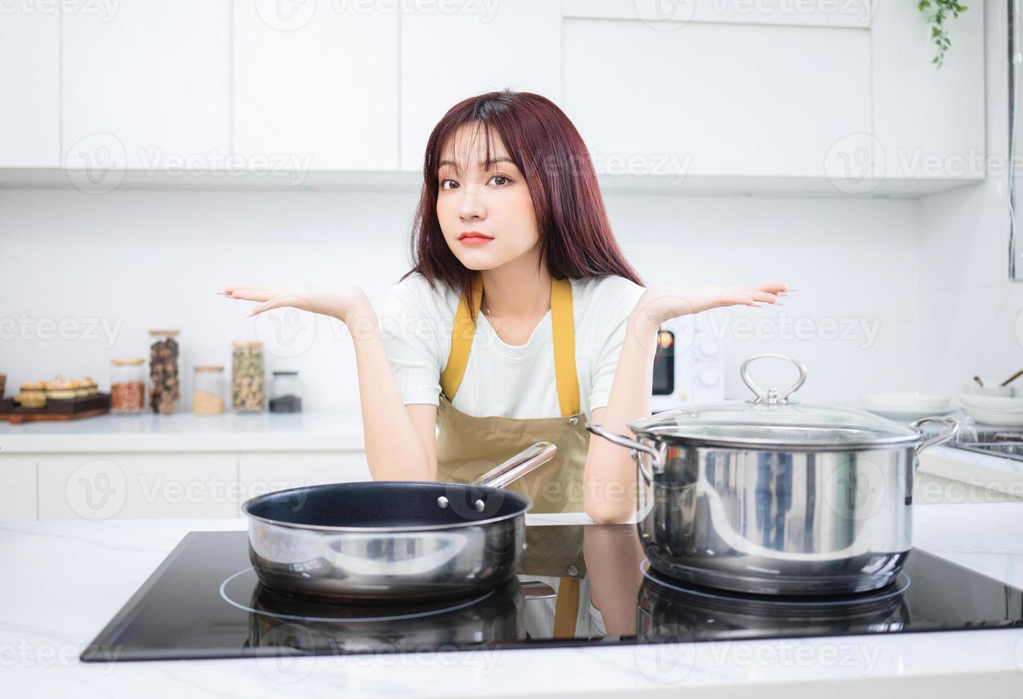 imagen de una joven asiática en la cocina foto