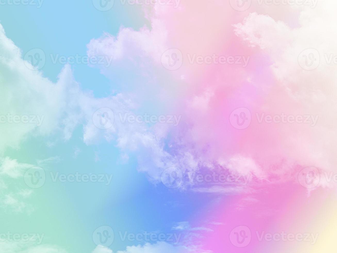 belleza dulce verde pastel púrpura colorido con nubes esponjosas en el cielo. imagen de arco iris de varios colores. fantasía abstracta luz creciente foto