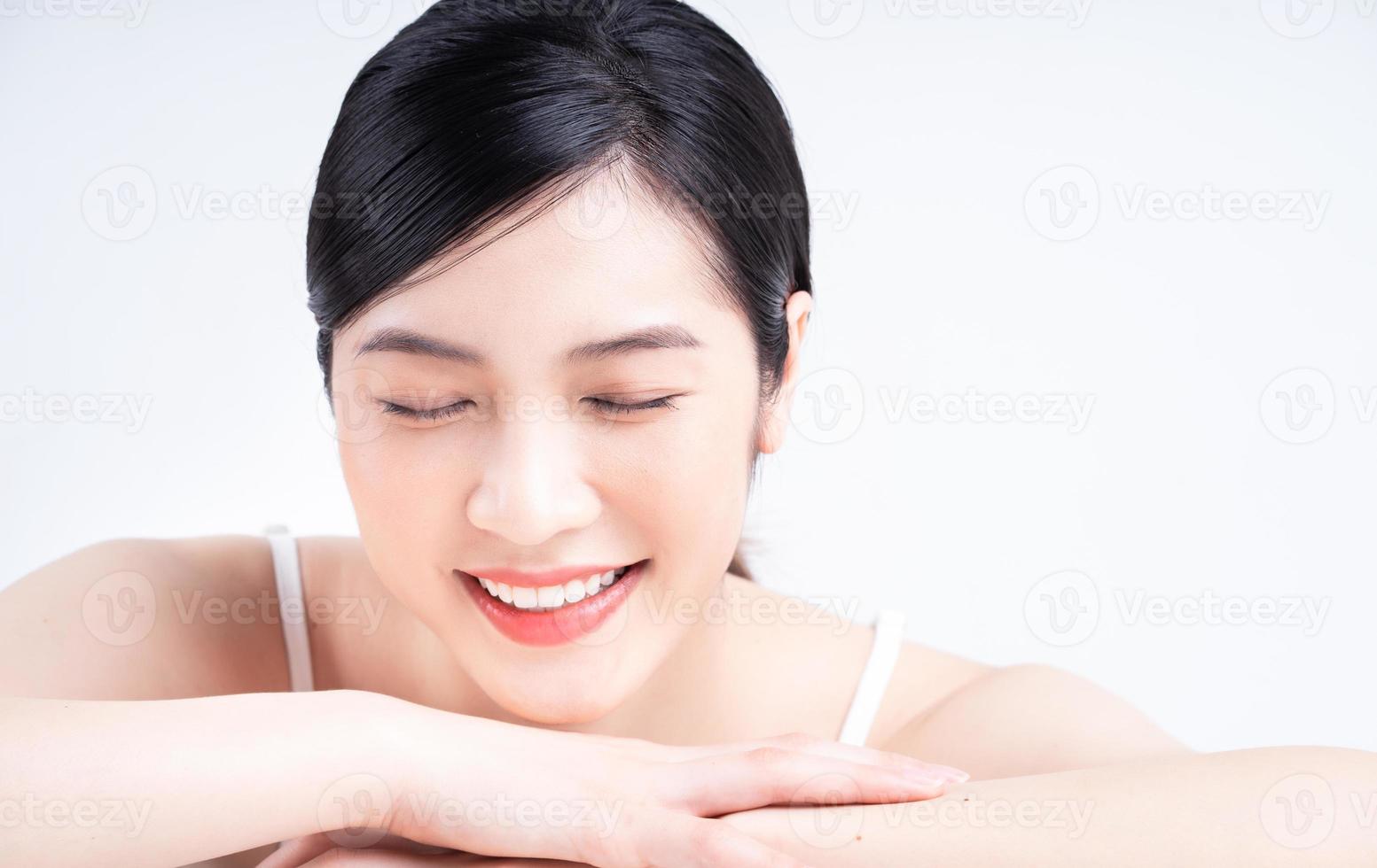 imagen de belleza de una joven asiática con una piel hermosa foto