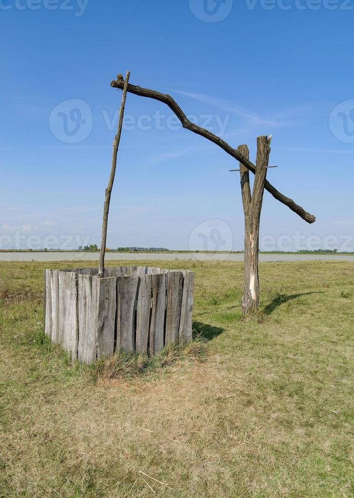 Dibuje bien en el lago salado Lange Lacke, el parque nacional Seewinkel en Neusiedler See, Burgenland, Austria foto