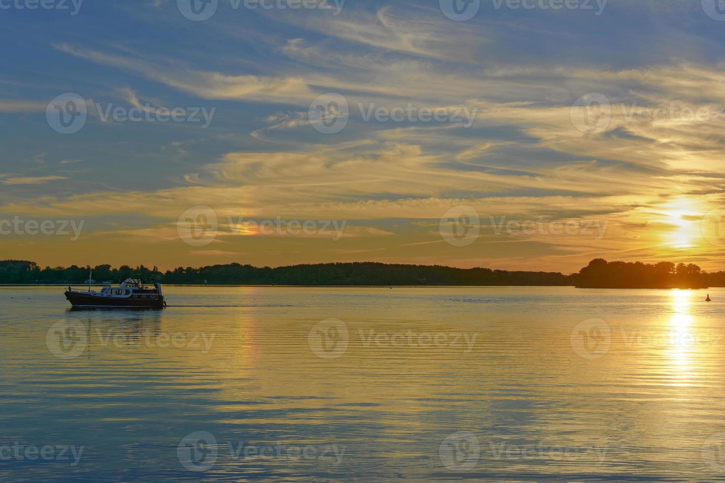 noche en el parque nacional de mueritz, distrito de los lagos de mecklenburg, alemania foto