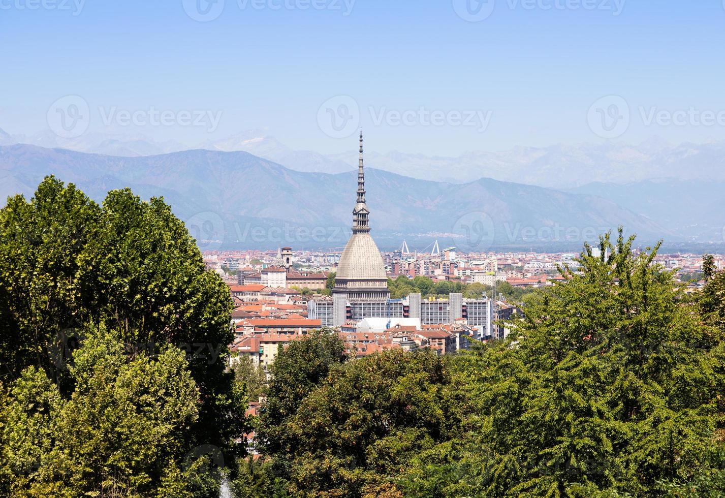 turín - italia - horizonte urbano con edificio mole antonelliana, cielo azul y montañas de los alpes. foto