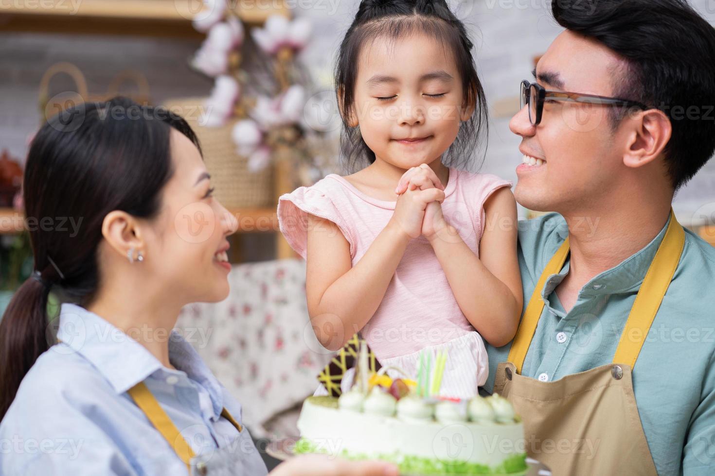 joven familia asiática, fiesta de cumpleaños foto