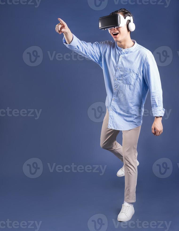 joven asiático usando gafas vr en backgroud foto