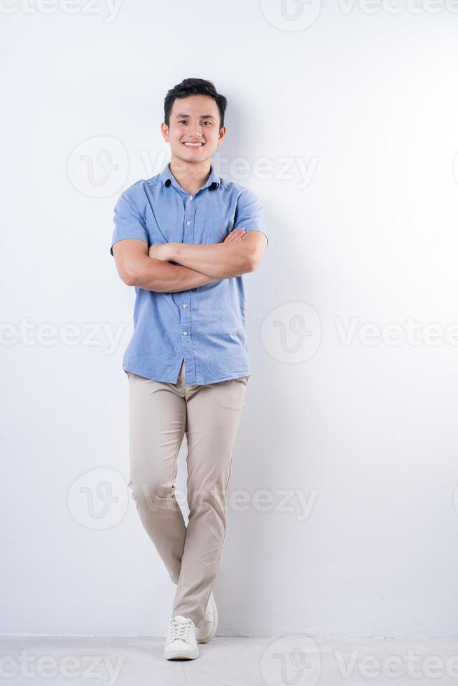 imagen completa de un joven asiático de fondo blanco foto